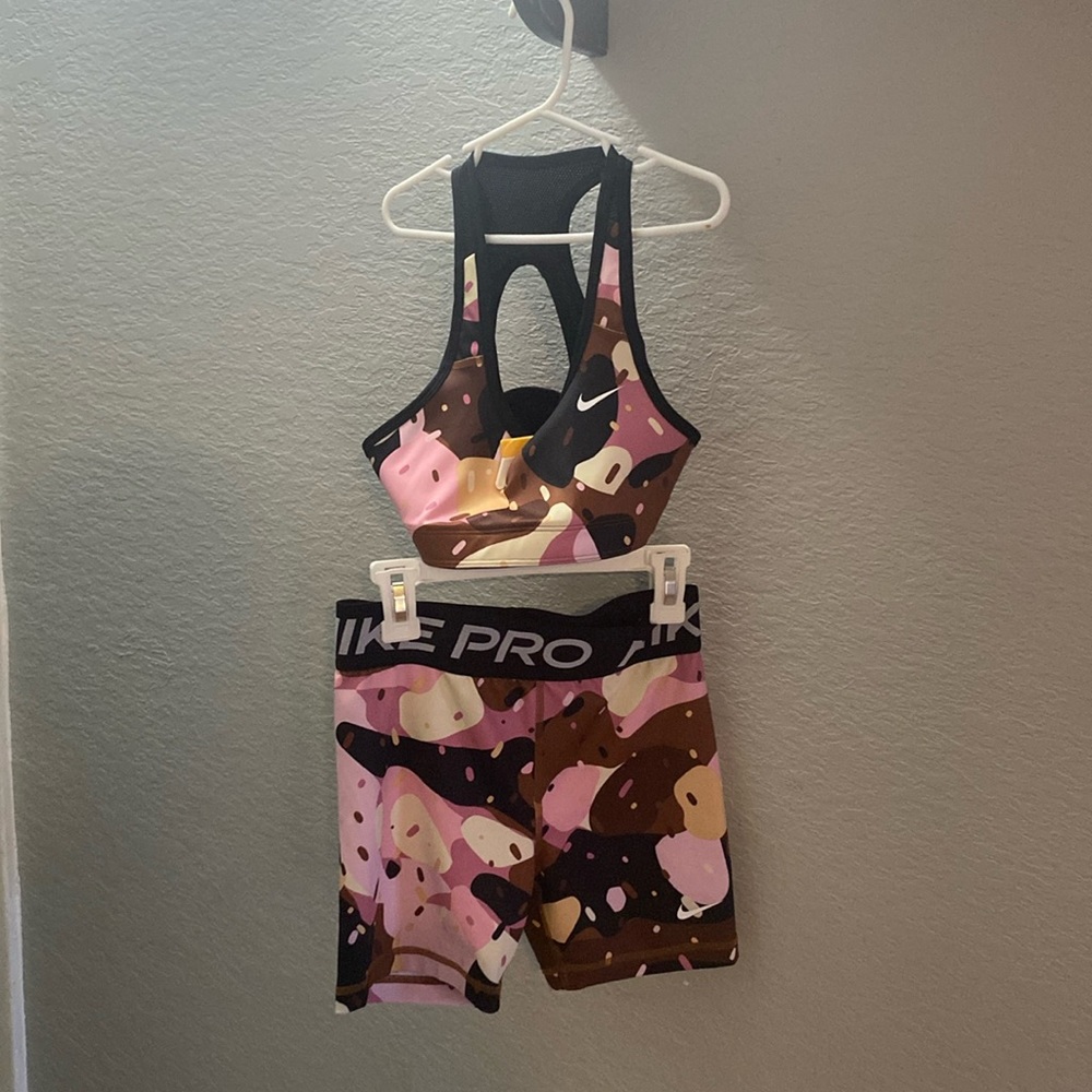 Nike Donut Exercise Set - Sports Bra and Nike Pros